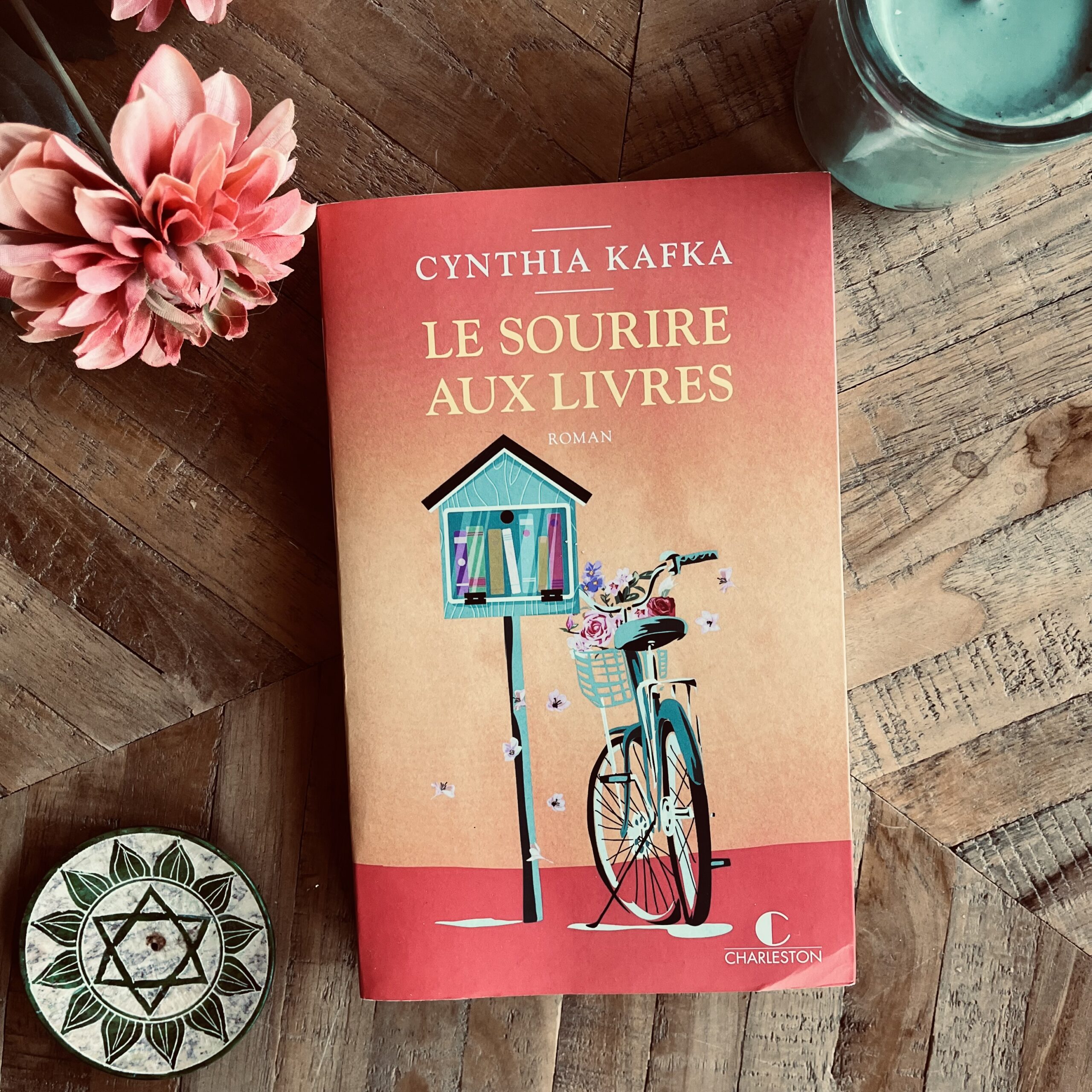 Image de couverture de Le sourire aux livres de Cynthia Kafka aux éditions Charleston.