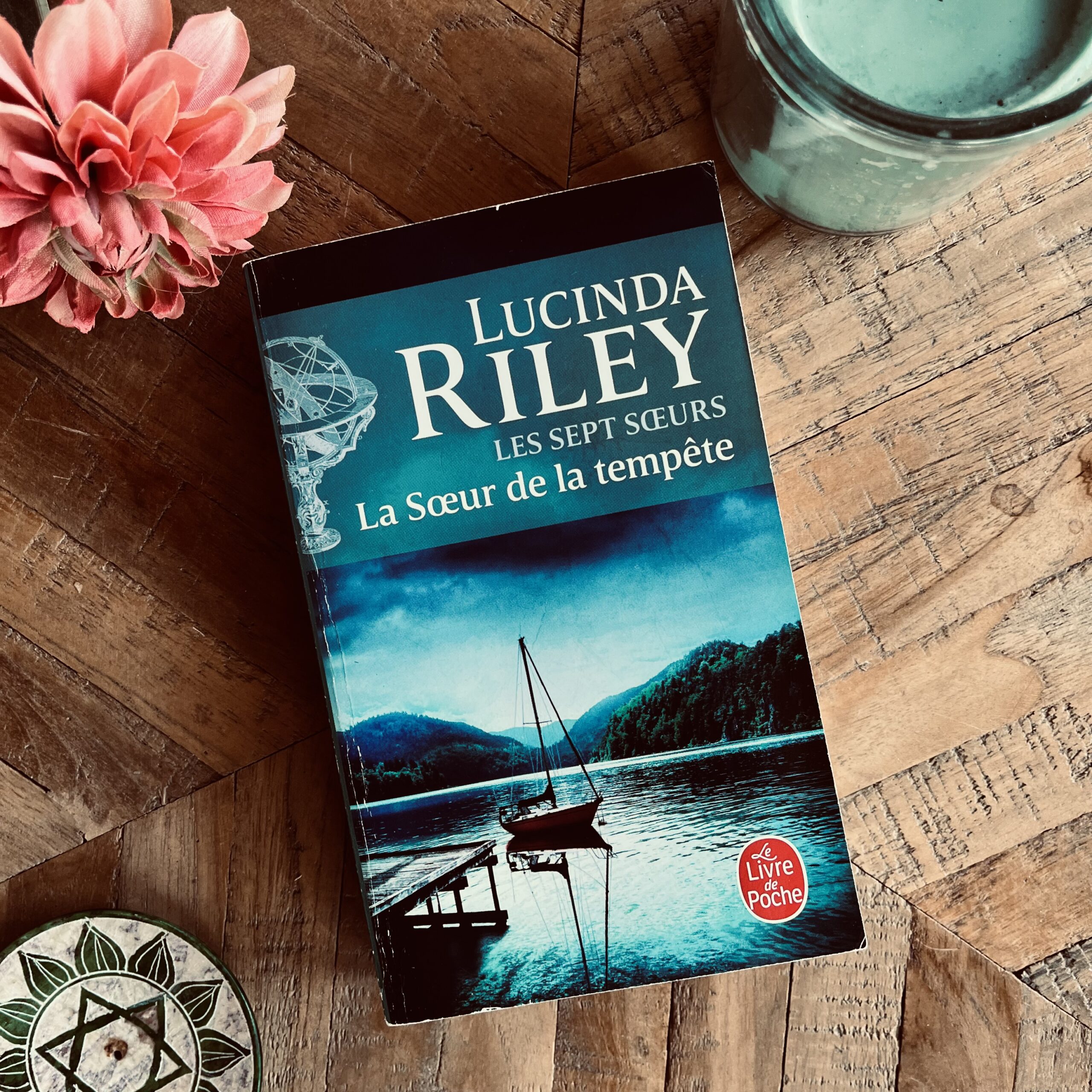 Image de couverture du roman La sœur de la tempête de Lucinda Riley, aux éditions Le livre de poche.