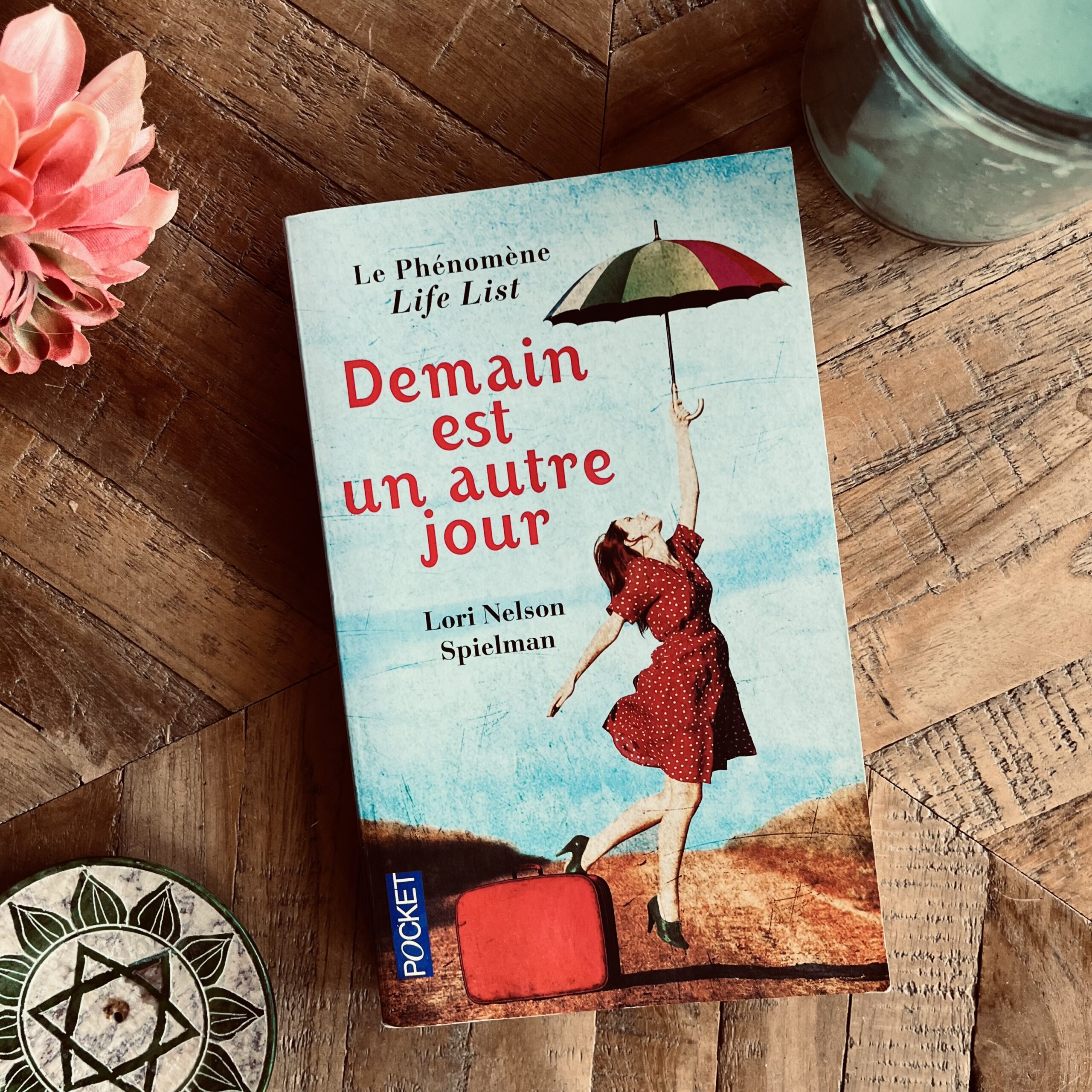 Image de couverture du roman Demain est un autre jour de Lori Nelson Spielman aux éditions Pocket.